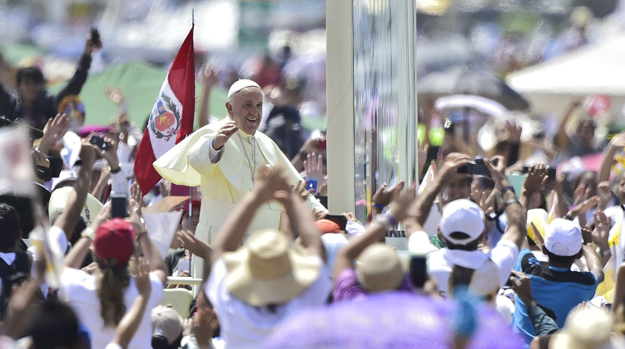 https://arquimedia.s3.amazonaws.com/1/nicolas-3/papa-francisco-bandera-perujpg.jpg